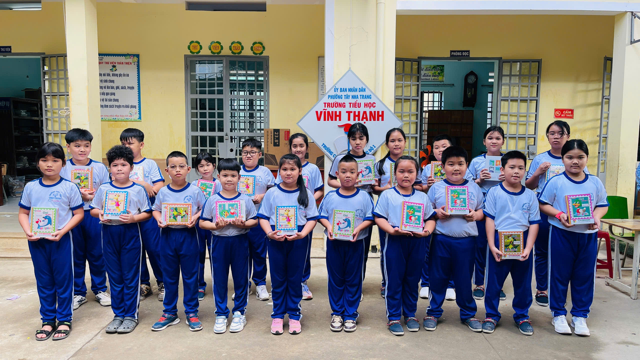 Học sinh trường Tiểu học Vĩnh Thạnh, phường T&acirc;y Nha Trang nhận qu&agrave;.