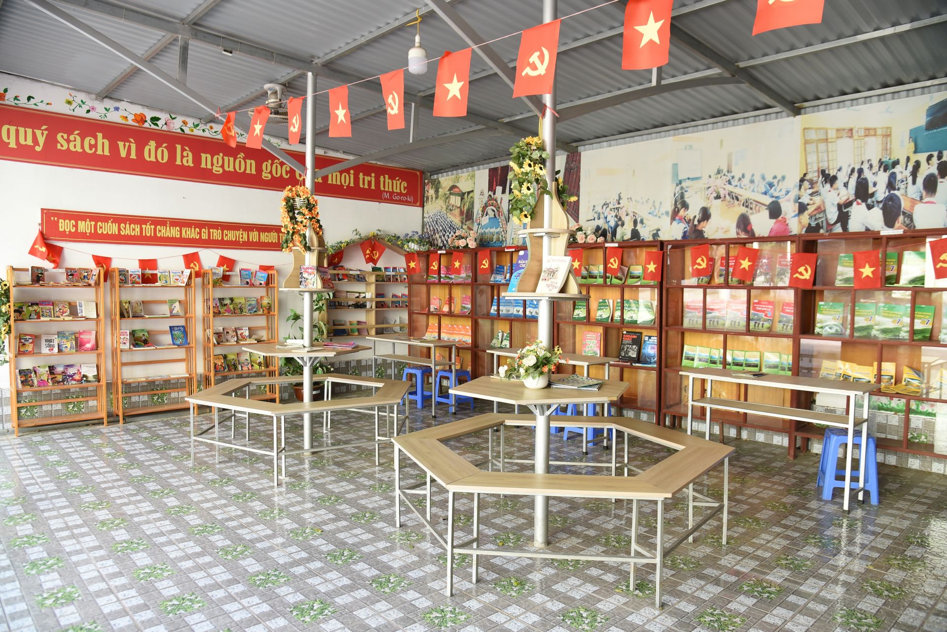 Thư viện s&aacute;ch tại trường THCS Thị Trấn, Sơn La.