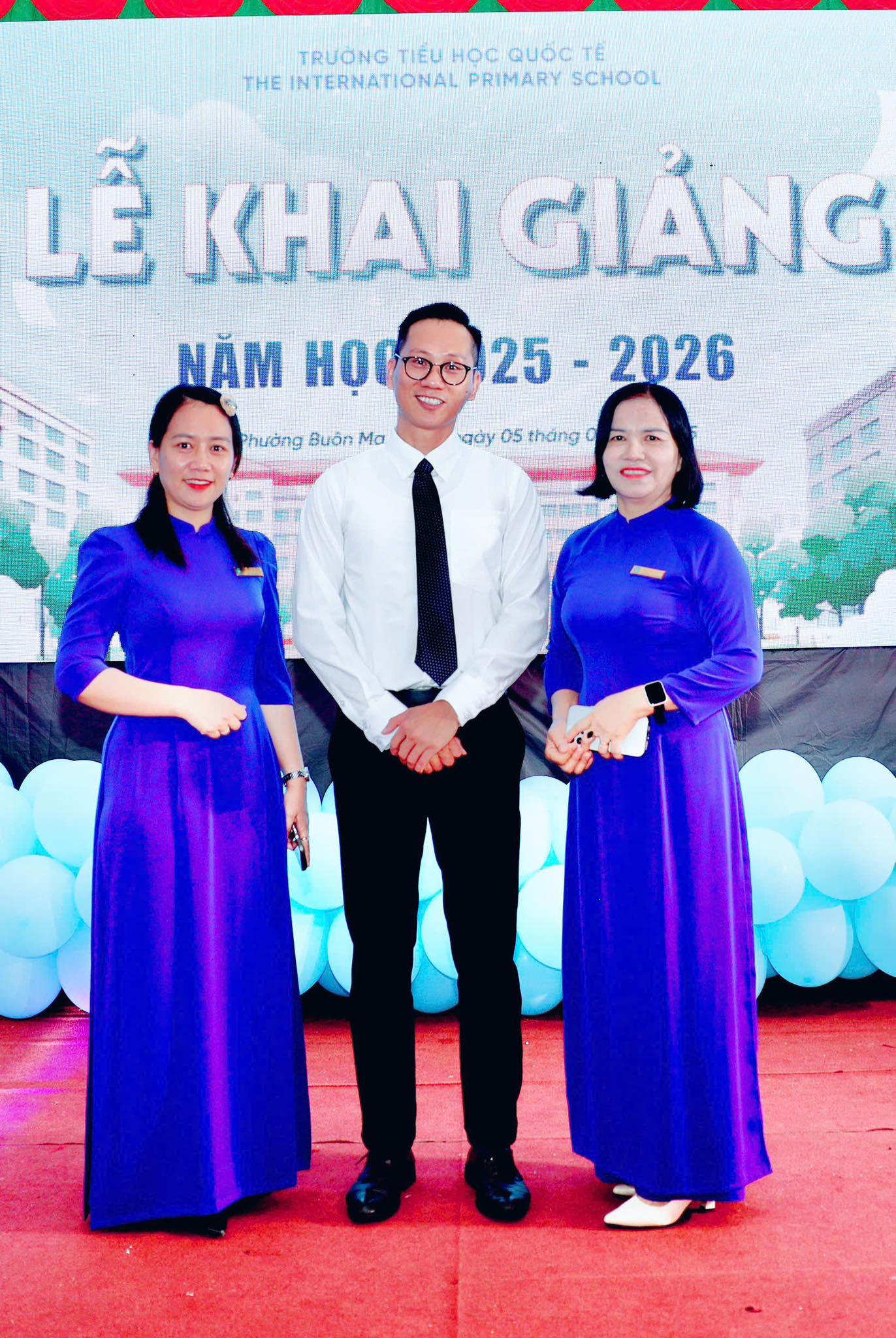 Ban Gi&aacute;m hiệu nh&agrave; trường lu&ocirc;n đồng h&agrave;nh, tận t&acirc;m v&igrave; học sinh với thầy Hiệu trưởng Hồ Minh Được c&ugrave;ng c&aacute;c c&ocirc; Ph&oacute; Hiệu trưởng Trần Thị Hường v&agrave; Trần Thị Thu Huyền.