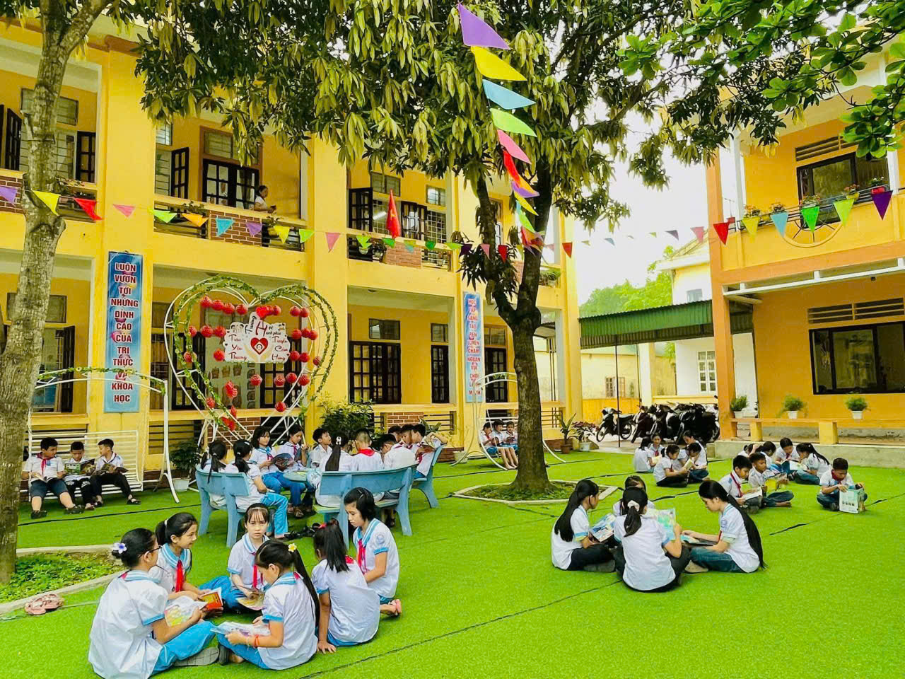 nhiều g&oacute;c đọc nhỏ ngay tại c&aacute;c lớp học, h&agrave;nh lang v&agrave; khu sinh hoạt chung