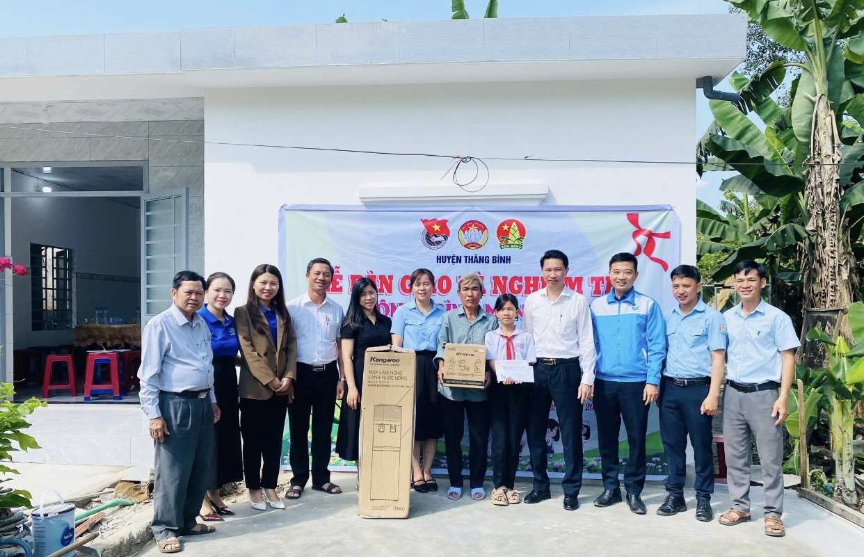 C&aacute;c c&ocirc; ch&uacute; l&atilde;nh đạo địa phương v&agrave; thầy c&ocirc; gi&aacute;o chia vui c&ugrave;ng gia đ&igrave;nh Phương Uy&ecirc;n trong ng&ocirc;i nh&agrave; mới.