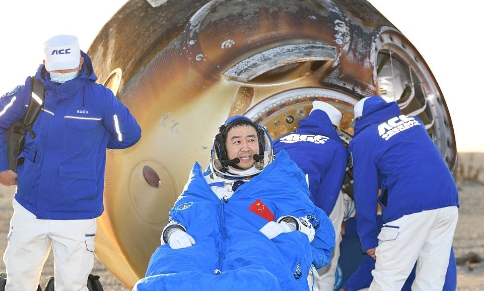 Chen Dong, chỉ huy phi h&agrave;nh đo&agrave;n Thần Ch&acirc;u 20, rời khỏi khoang t&agrave;u Thần Ch&acirc;u 21 sau khi hạ c&aacute;nh an to&agrave;n. 