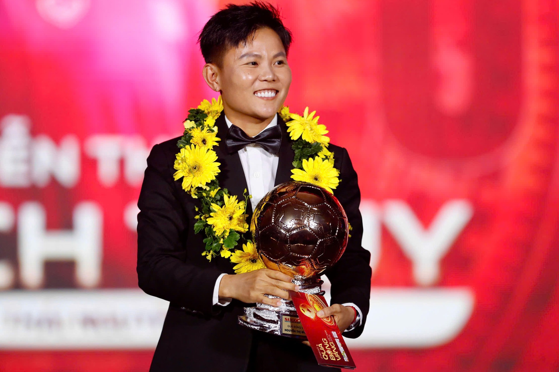 Nguyễn Thị B&iacute;ch Th&ugrave;y c&ugrave;ng giải thưởng Quả b&oacute;ng v&agrave;ng 2025.