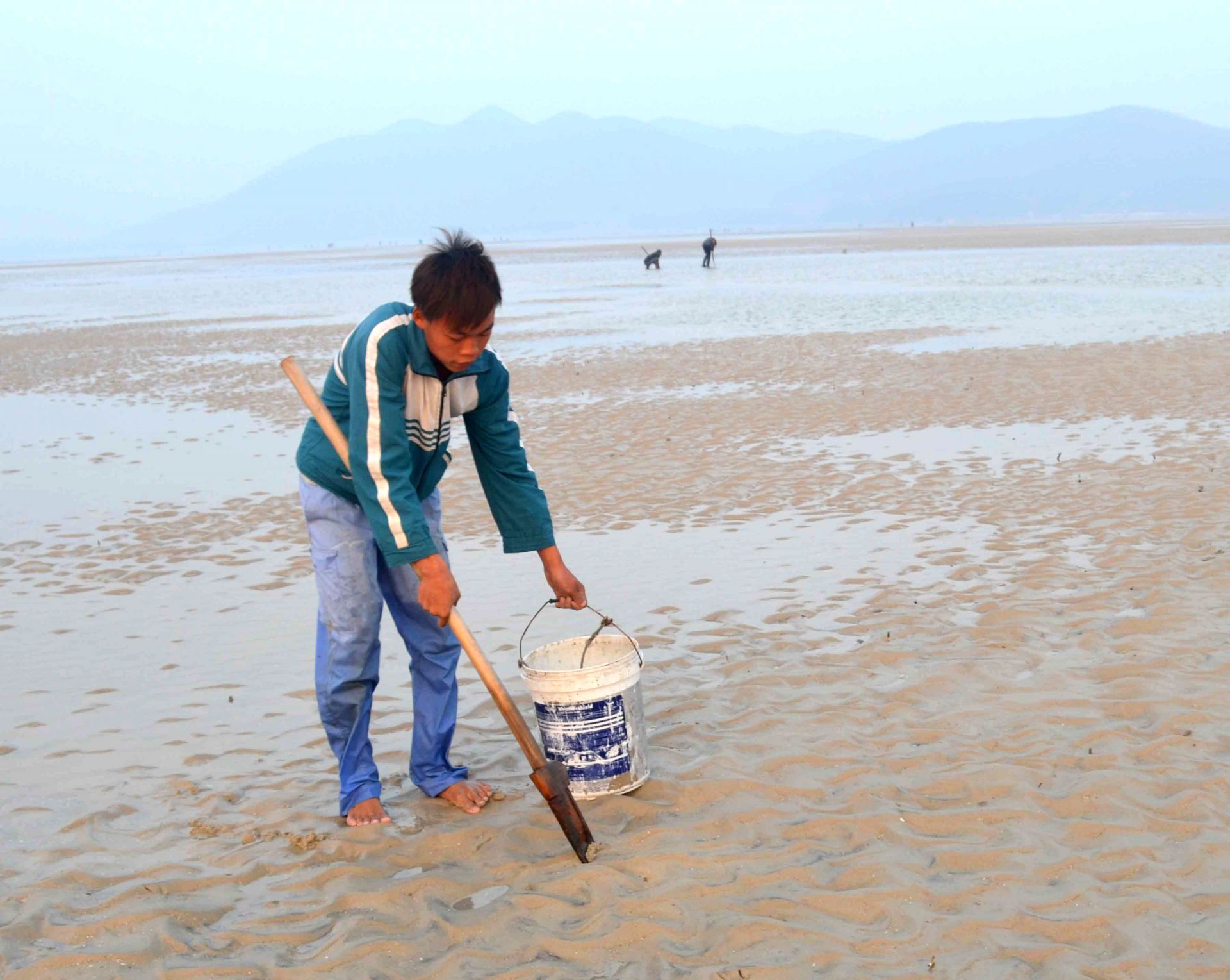 Ng&agrave;y nay, cả 2 x&atilde; đảo đều ph&aacute;t triển tốt du lịch n&ecirc;n thường chỉ trẻ em v&agrave; người cao tuổi l&agrave;m nghề n&agrave;y.