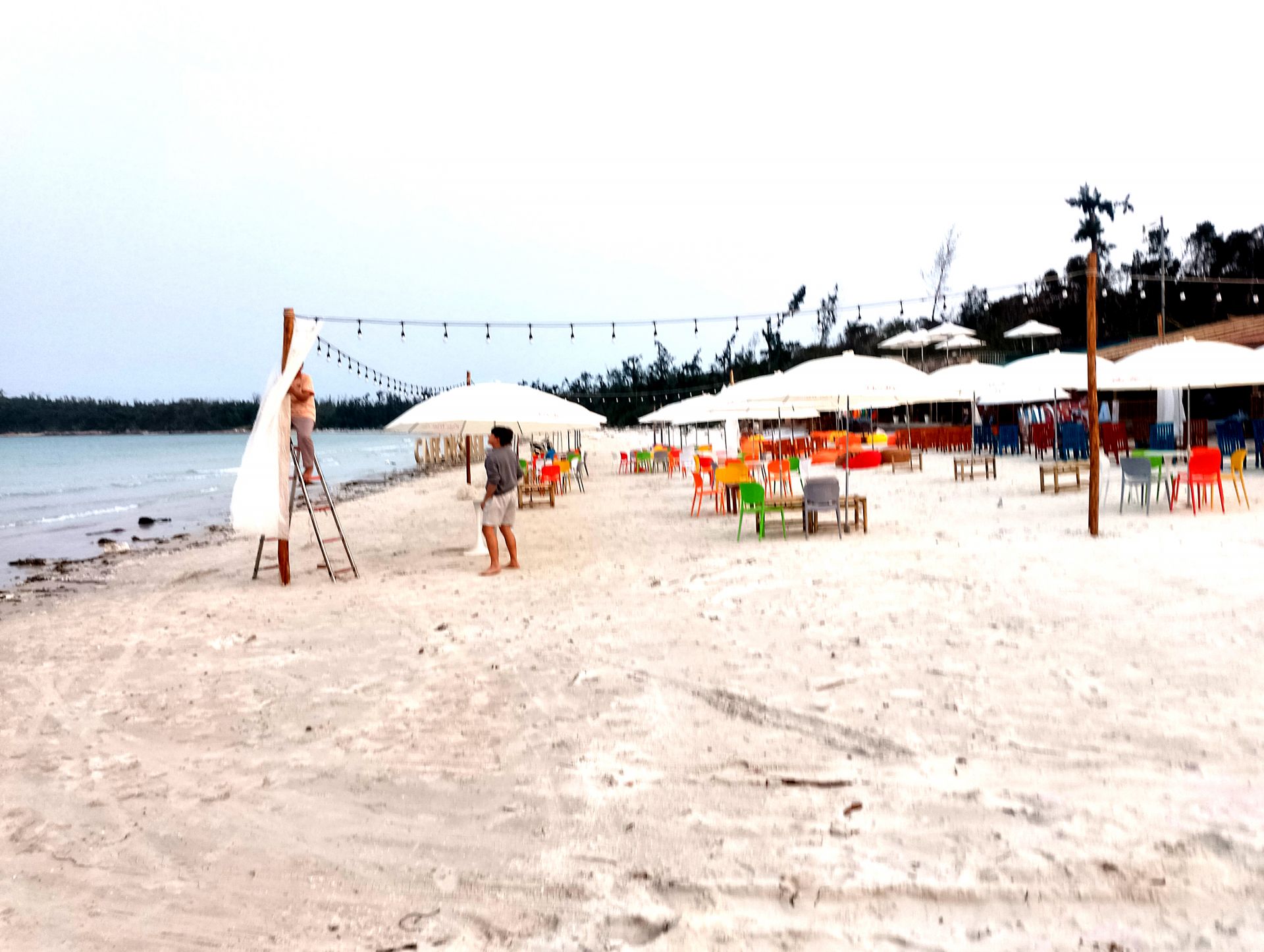 Hiện du lịch rất ph&aacute;t triển ở Minh Ch&acirc;u v&agrave; Quan Lạn, nhiều người đ&atilde; bỏ nghề đ&agrave;o s&aacute; s&ugrave;ng v&agrave; chuyển sang l&agrave;m dịch vụ du lịch (ảnh chụp ở b&atilde;i biển Minh Ch&acirc;u).