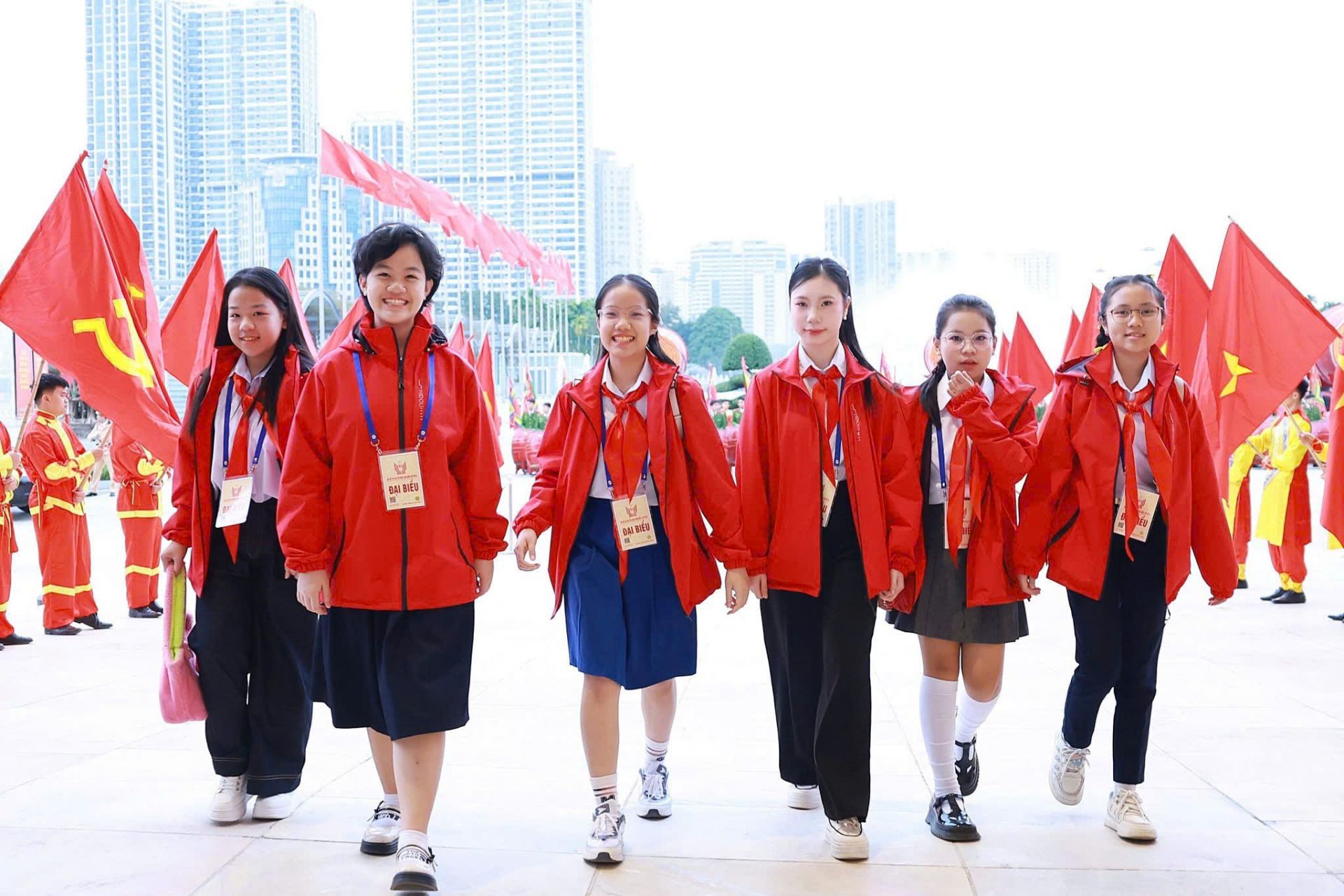 Ngọc Minh c&ugrave;ng c&aacute;c đại biểu thiếu nhi tại Đại hội Thi đua y&ecirc;u nước lần thứ XI.