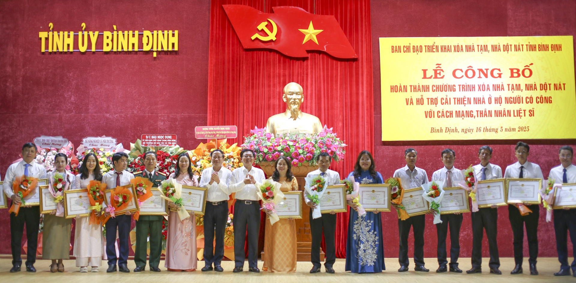 L&atilde;nh đạo tỉnh B&igrave;nh Định biểu dương, tặng Bằng khen cho c&aacute;c c&aacute; nh&acirc;n, đơn vị c&oacute; th&agrave;nh t&iacute;ch trong việc thực hiện chương tr&igrave;nh x&oacute;a nh&agrave; tạm, nh&agrave; dột n&aacute;t tr&ecirc;n địa b&agrave;n.