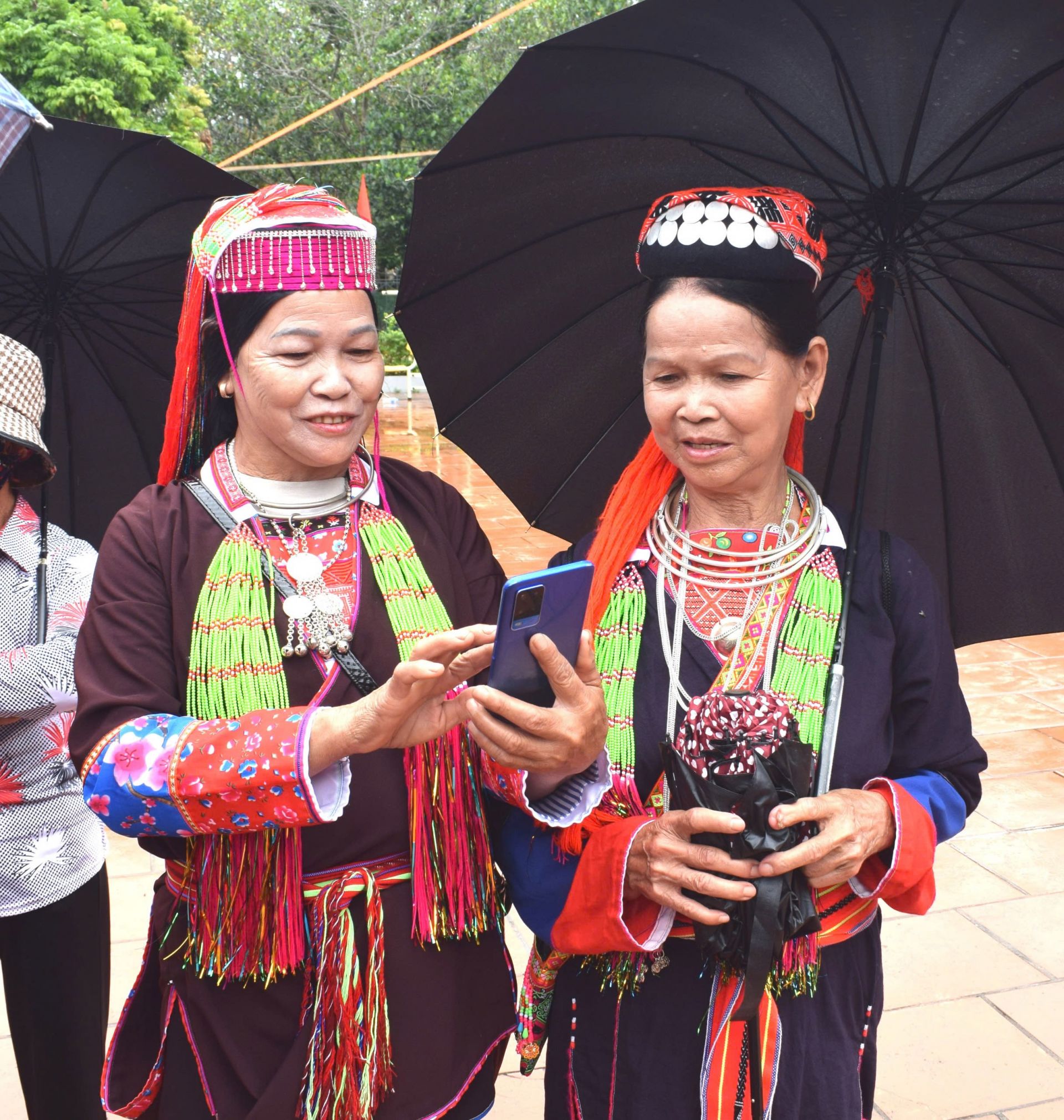 Nhiều người cao tuổi ở x&atilde; Đồng Văn giờ cũng sử dụng th&agrave;nh thạo điện thoại th&ocirc;ng minh.