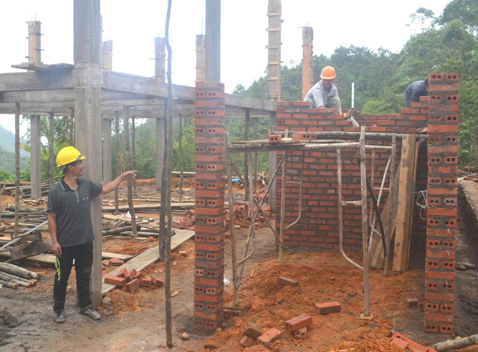 Đội X&acirc;y dựng x&atilde; Đồng Văn đ&atilde; x&acirc;y dựng nhiều ng&ocirc;i nh&agrave; cho người d&acirc;n trong x&atilde; v&agrave; c&aacute;c x&atilde; l&acirc;n cận của B&igrave;nh Li&ecirc;u.