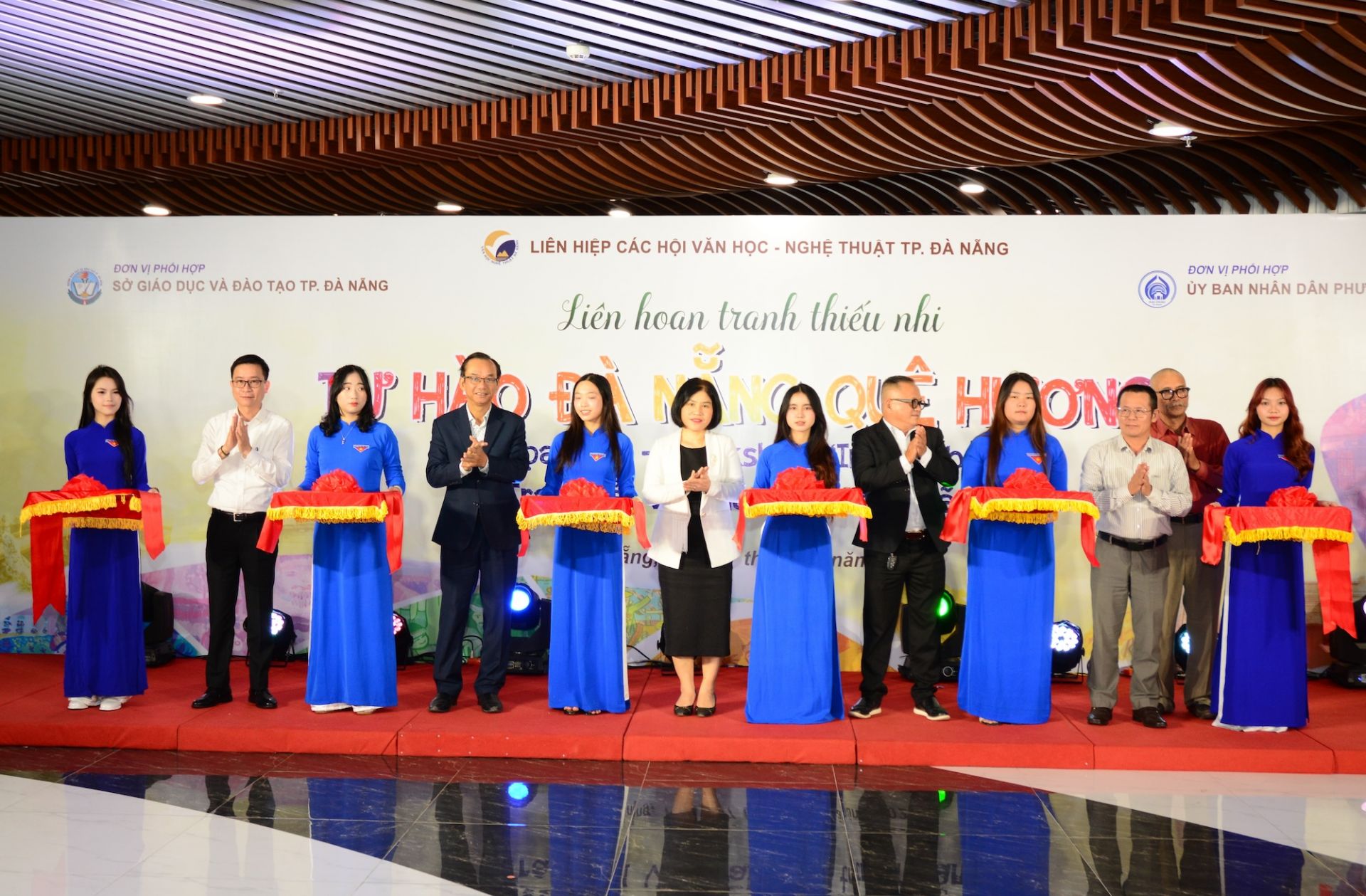 Ban tổ chức cắt băng khai mạc triển l&atilde;m.