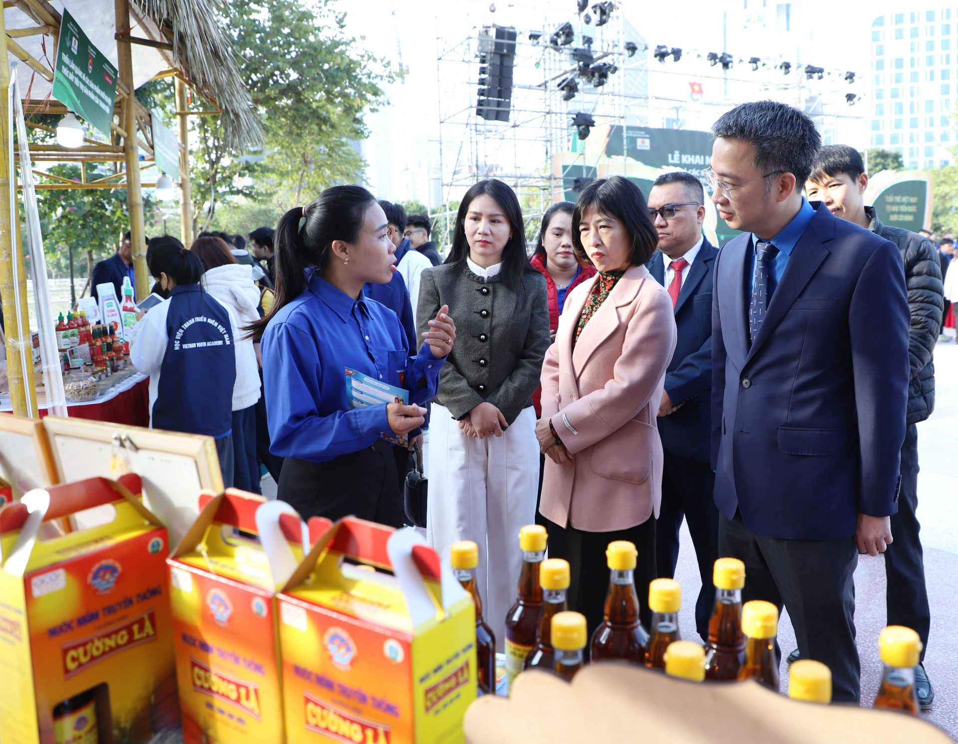 Triển l&atilde;m giới thiệu c&aacute;c sản phẩm n&ocirc;ng nghiệp của thanh ni&ecirc;n.