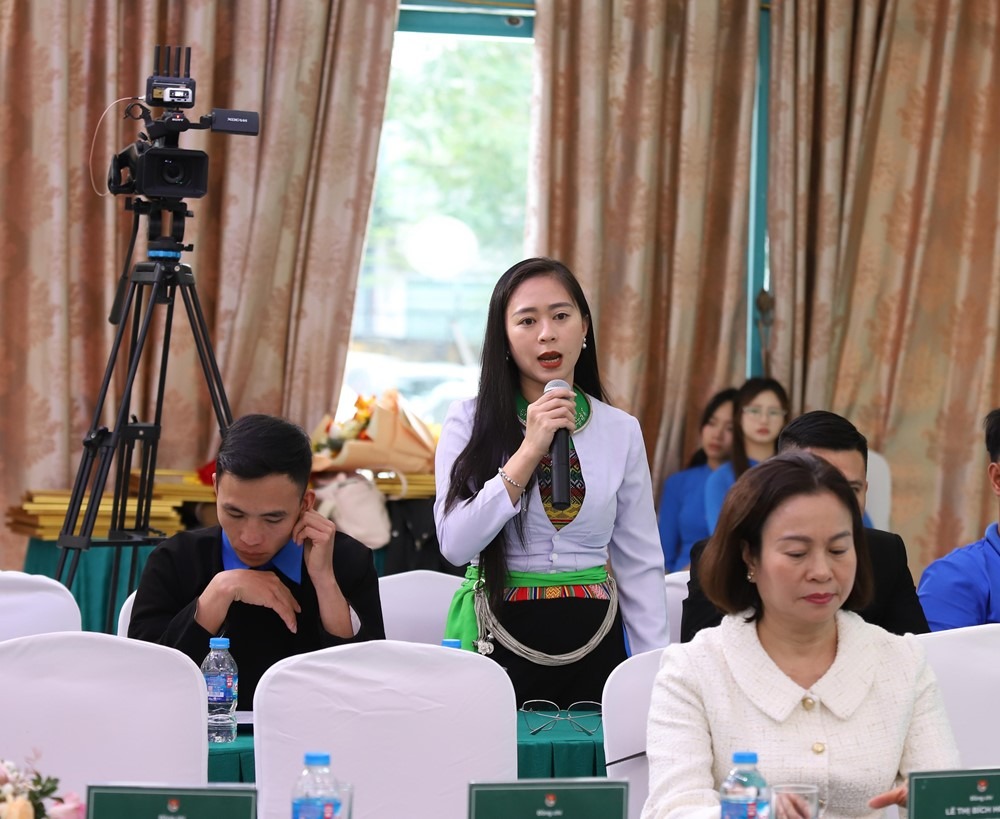 C&aacute;c đại biểu đ&oacute;ng g&oacute;p &yacute; kiến tại hội nghị.