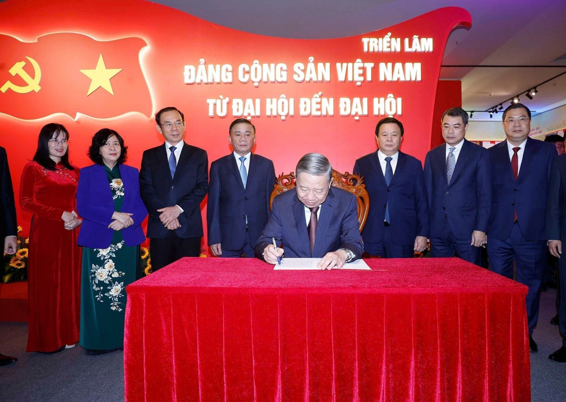 Tổng B&iacute; thư T&ocirc; L&acirc;m ghi sổ lưu b&uacute;t tại triển l&atilde;m 