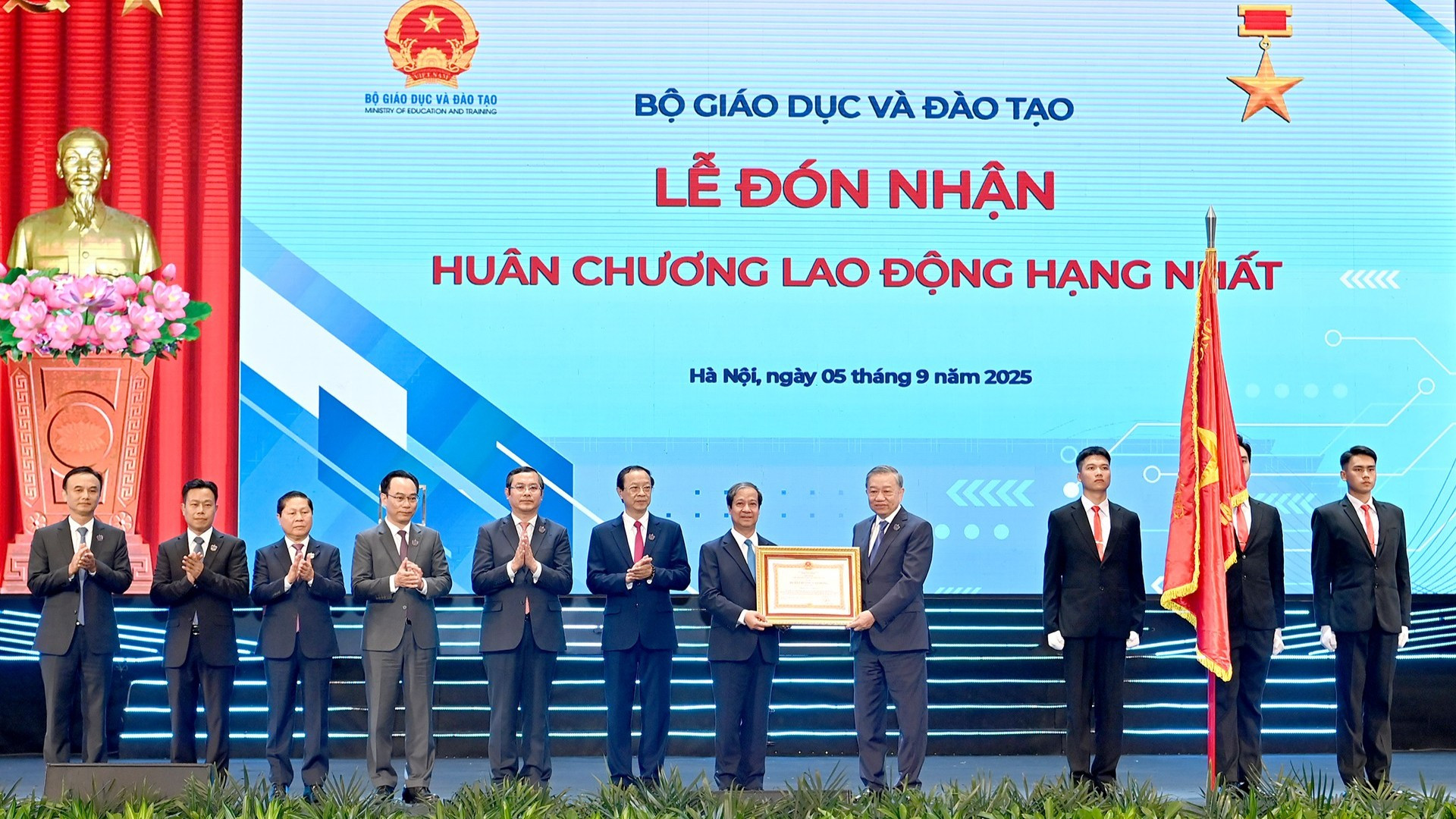 Tổng B&iacute; thư T&ocirc; L&acirc;m trao tặng Hu&acirc;n chương Lao động hạng Nhất cho Bộ GD&ĐT tại Lễ kỷ niệm 80 năm truyền thống ng&agrave;nh Gi&aacute;o dục được tổ chức c&ugrave;ng với Lễ khai giảng năm học mới v&agrave;o s&aacute;ng 5/9.