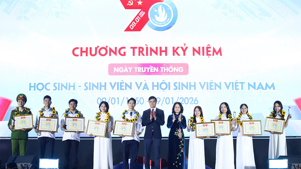 Anh B&ugrave;i Quang Huy - Ủy vi&ecirc;n dự khuyết T.Ư Đảng, Ph&oacute; Chủ tịch Ủy ban T.Ư MTTQ Việt Nam, B&iacute; thư thứ nhất Ban Chấp h&agrave;nh T.Ư Đo&agrave;n, c&ugrave;ng b&aacute;c L&acirc;m Phương Thanh -Ủy vi&ecirc;n T.Ư Đảng, Ph&oacute; ch&aacute;nh Văn ph&ograve;ng thường trực Văn ph&ograve;ng T.Ư Đảng, tặng danh hiệu cho c&aacute;c c&aacute; nh&acirc;n