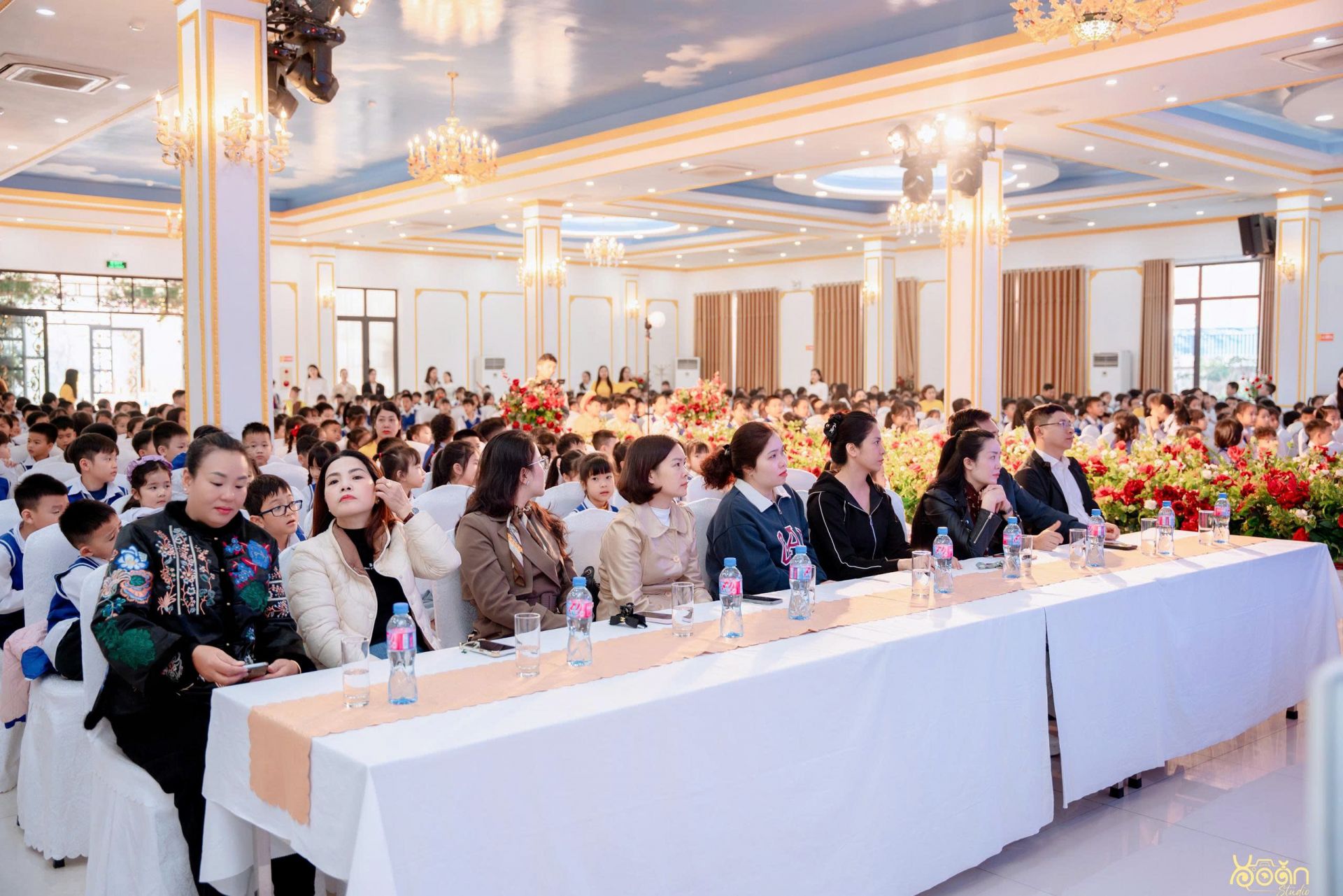 Chương tr&igrave;nh c&oacute; sự tham gia của đ&ocirc;ng đảo gi&aacute;o vi&ecirc;n, phụ huynh v&agrave; học sinh nh&agrave; trường.