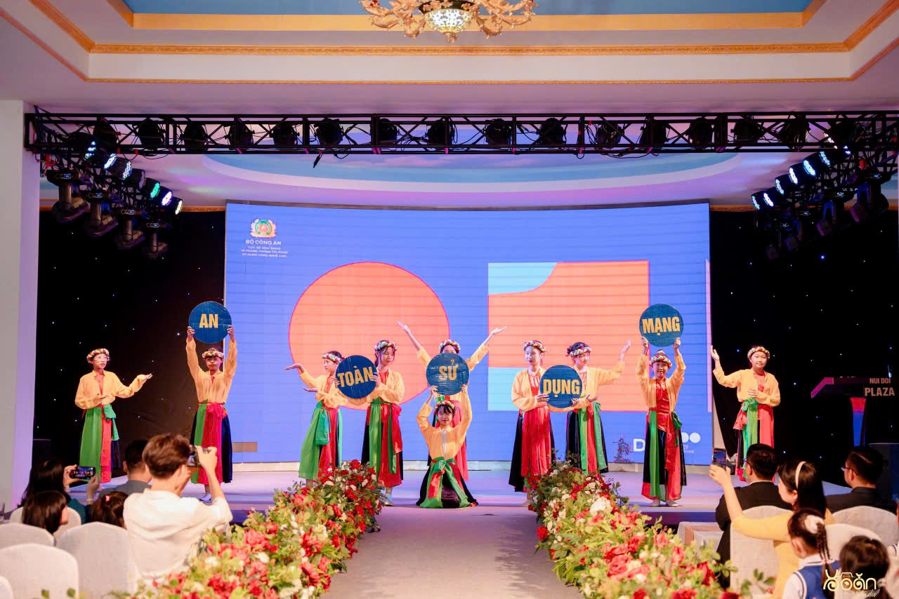 Ấn tượng c&aacute;c tiết mục được s&acirc;n khấu h&oacute;a của học sinh trường Tiểu học Thị trấn N&uacute;i Đối.