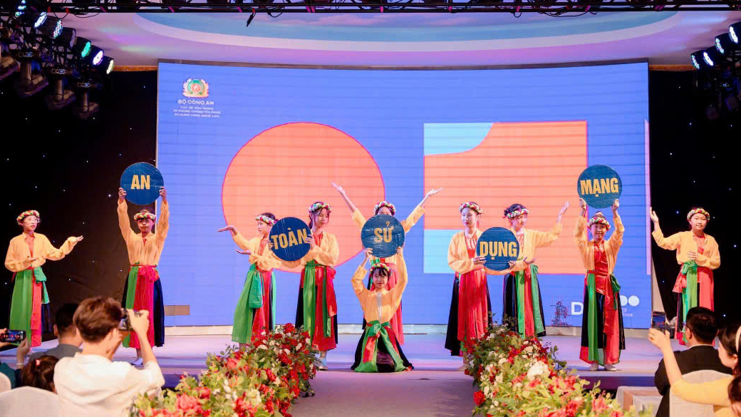 Trang bị "lá chắn số" cho học sinh trường Tiểu học Núi Đối