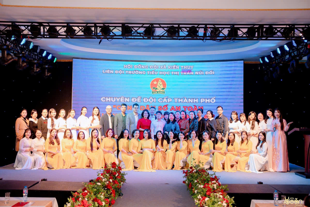 C&aacute;c đại biểu c&ugrave;ng thầy c&ocirc; nh&agrave; trường chụp h&igrave;nh lưu niệm tại chương tr&igrave;nh.