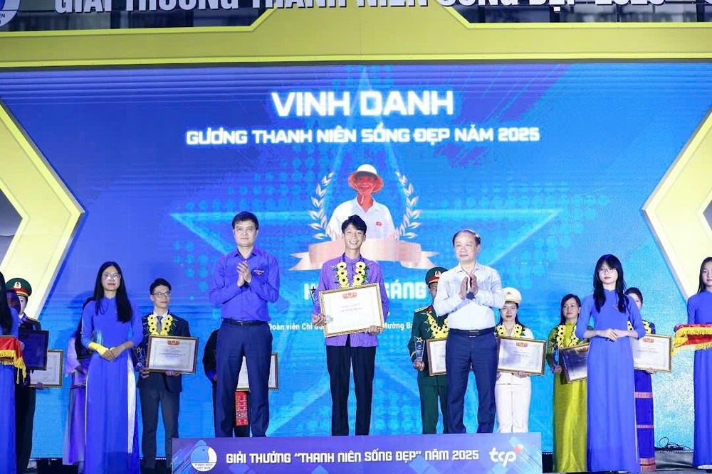 Anh H&agrave; Văn S&aacute;ng được tuy&ecirc;n dương 