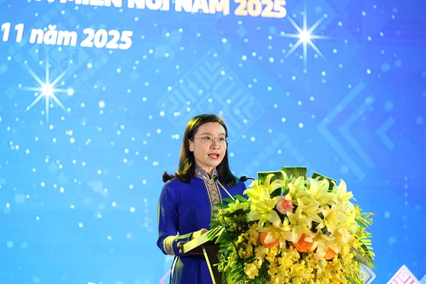 Chị Nguyễn Phạm Duy Trang ph&aacute;t biểu tại Lễ tuy&ecirc;n dương.