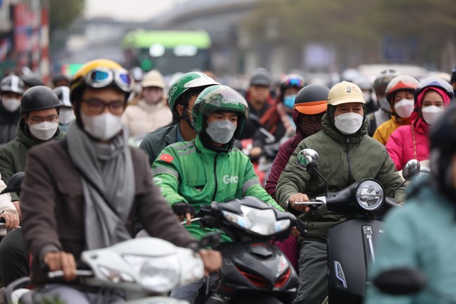 Tại Thủ đ&ocirc; H&agrave; Nội, thời tiết nhiều m&acirc;y, s&aacute;ng v&agrave; đ&ecirc;m c&oacute; mưa nhỏ rải r&aacute;c, gi&oacute; nhẹ. Nhiệt độ thấp nhất từ 17-19 độ C, cao nhất 22-24 độ C. (Ảnh minh họa)