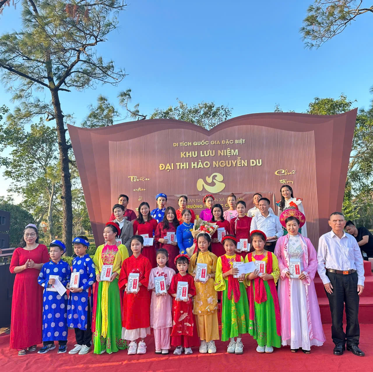 Việc tổ chức hoạt động trải nghiệm nhằm gi&aacute;o dục, bồi đắp t&igrave;nh y&ecirc;u Truyện Kiều cho thế hệ trẻ, đồng thời g&oacute;p phần bảo tồn v&agrave; ph&aacute;t huy gi&aacute; trị di sản văn h&oacute;a d&acirc;n tộc