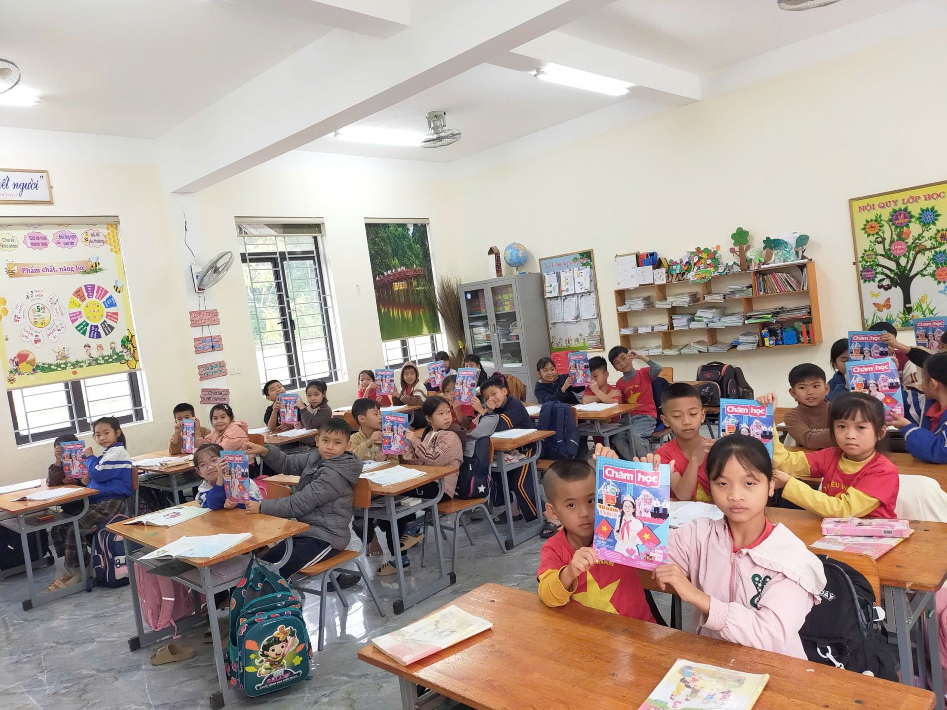 Mỗi tuần, khi những tờ B&aacute;o Đội được gửi về, c&aacute;c em học sinh lại h&aacute;o hức đ&oacute;n chờ những điều mới mẻ