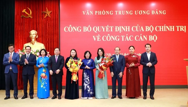 l&atilde;nh đạo Ủy ban Trung ương Mặt trận Tổ quốc Việt Nam tặng hoa ch&uacute;c mừng đồng ch&iacute; Nguyễn Thị Thu H&agrave; v&agrave; đồng ch&iacute; L&acirc;m Thị Phương Thanh. 