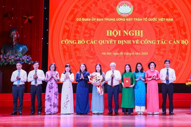 H&ograve;a trong kh&ocirc;ng kh&iacute; cả nước diễn ra Lễ c&ocirc;ng bố c&aacute;c nghị quyết, quyết định của Trung ương v&agrave; địa phương về s&aacute;p nhập đơn vị h&agrave;nh ch&iacute;nh v&agrave; thực hiện Quyết định 304-QĐ/TW của Bộ Ch&iacute;nh trị, chiều 30/6, tại H&agrave; Nội, Ban Thường trực UBTƯ MTTQ Việt Nam tổ chức Hội nghị c&ocirc;ng bố c&aacute;c quyết định về c&ocirc;ng t&aacute;c c&aacute;n bộ.