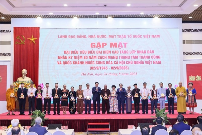 Chủ tịch nước Lương Cường v&agrave; Thủ tướng Ch&iacute;nh phủ Phạm Minh Ch&iacute;nh tặng qu&agrave; lưu niệm cho đại biểu tham dự cuộc gặp mặt.