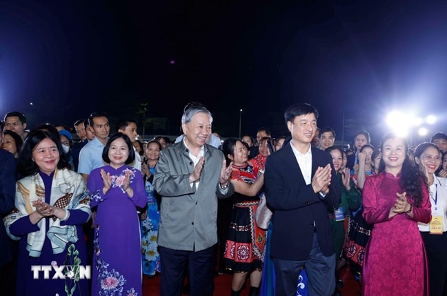 Ch&agrave;o mừng kỷ niệm 95 năm Ng&agrave;y th&agrave;nh lập Mặt trận D&acirc;n tộc Thống nhất Việt Nam - Ng&agrave;y Truyền thống MTTQ Việt Nam, tối 14/11, Tổng B&iacute; thư T&ocirc; L&acirc;m, Chủ tịch Ủy ban Trung ương MTTQ Việt Nam B&ugrave;i Thị Minh Ho&agrave;i v&agrave; B&iacute; thư Th&agrave;nh ủy H&agrave; Nội Nguyễn Duy Ngọc tới dự Ng&agrave;y hội Đại đo&agrave;n kết to&agrave;n d&acirc;n tộc năm 2025 tại phường Thượng C&aacute;t, th&agrave;nh phố H&agrave; Nội. 