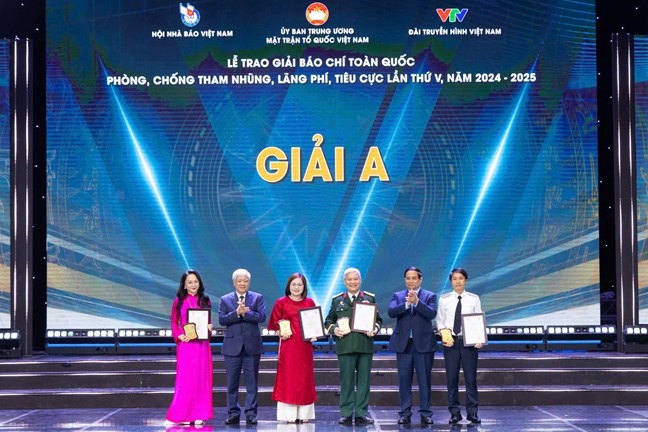  Thủ tướng Ch&iacute;nh phủ Phạm Minh Ch&iacute;nh v&agrave; nguy&ecirc;n Chủ tịch Ủy ban Trung ương MTTQ Việt Nam Đỗ Văn Chiến trao giải A cho t&aacute;c giả/nh&oacute;m t&aacute;c giả đoạt giải .