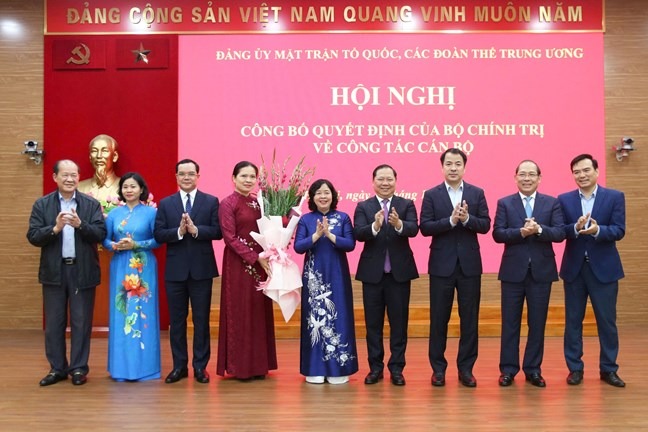 B&ugrave;i Thị Minh Ho&agrave;i, Ủy vi&ecirc;n Bộ Ch&iacute;nh trị, B&iacute; thư Trung ương Đảng, B&iacute; thư Đảng ủy MTTQ, c&aacute;c đo&agrave;n thể Trung ương, Chủ tịch Ủy ban Trung ương MTTQ Việt Nam c&ugrave;ng c&aacute;c đồng ch&iacute; tặng hoa ch&uacute;c mừng đồng ch&iacute; H&agrave; Thị Nga 