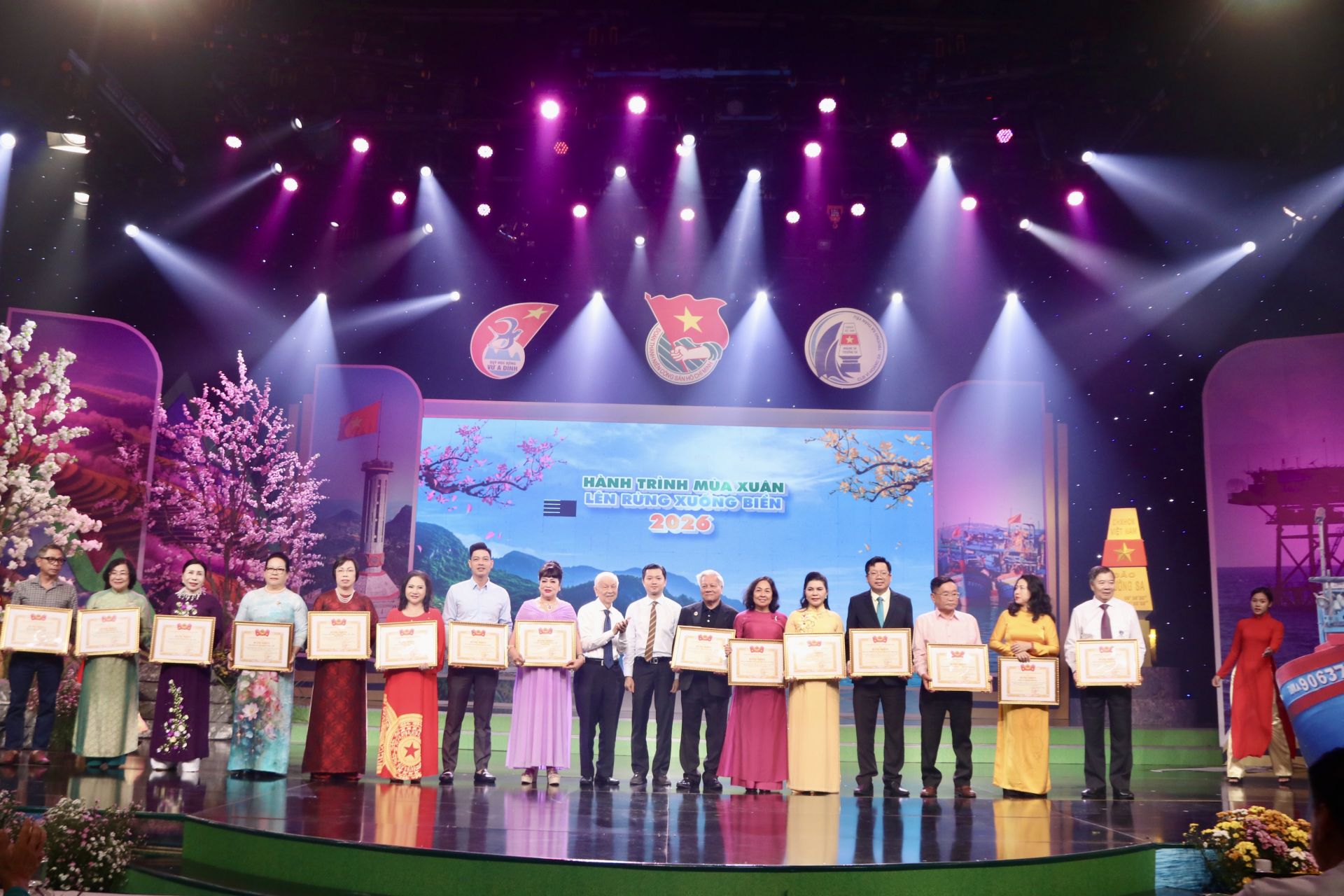 Ban Tổ chức trao Bằng khen cho c&aacute;c tập thể, c&aacute; nh&acirc;n c&oacute; nhiều đ&oacute;ng g&oacute;p t&iacute;ch cực cho c&aacute;c hoạt động chăm lo thiếu nhi, biển đảo v&agrave; v&ugrave;ng kh&oacute; khăn.