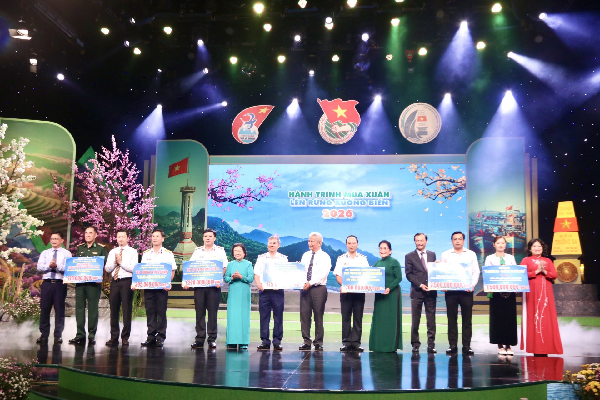 Đại diện Quỹ Học bổng Vừ A D&iacute;nh v&agrave; c&aacute;c đơn vị đồng h&agrave;nh trao qu&agrave; Tết cho học sinh, sinh vi&ecirc;n v&agrave; c&aacute;c đơn vị tuyến đầu bi&ecirc;n giới, hải đảo.