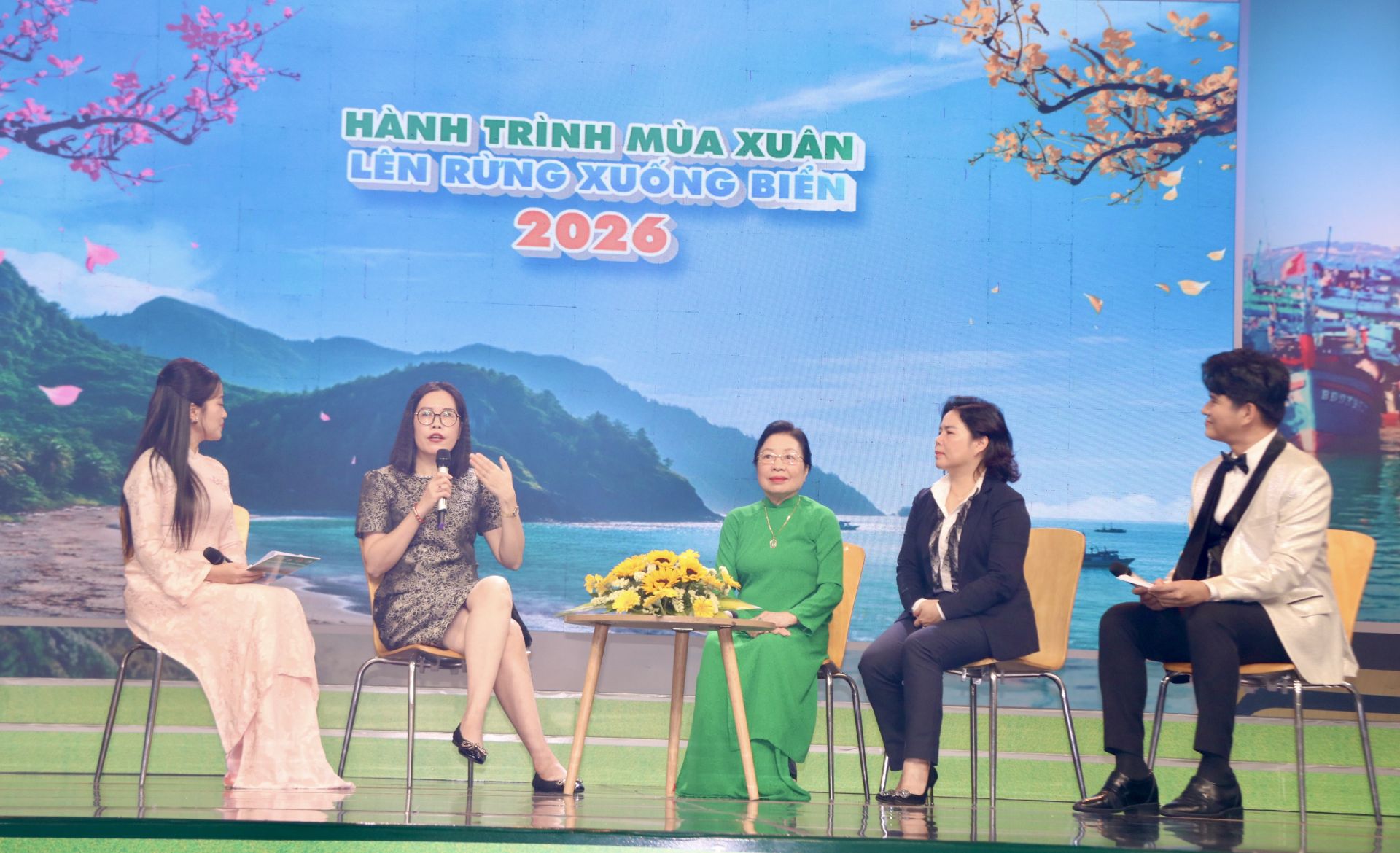 C&aacute;c nh&agrave; t&agrave;i trợ của Quỹ Học bổng Vừ A D&iacute;nh giao lưu tại chương tr&igrave;nh.