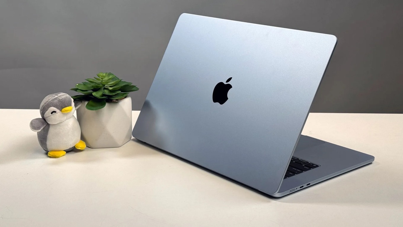 Một MacBook Air M4 m&agrave;u xanh da trời.