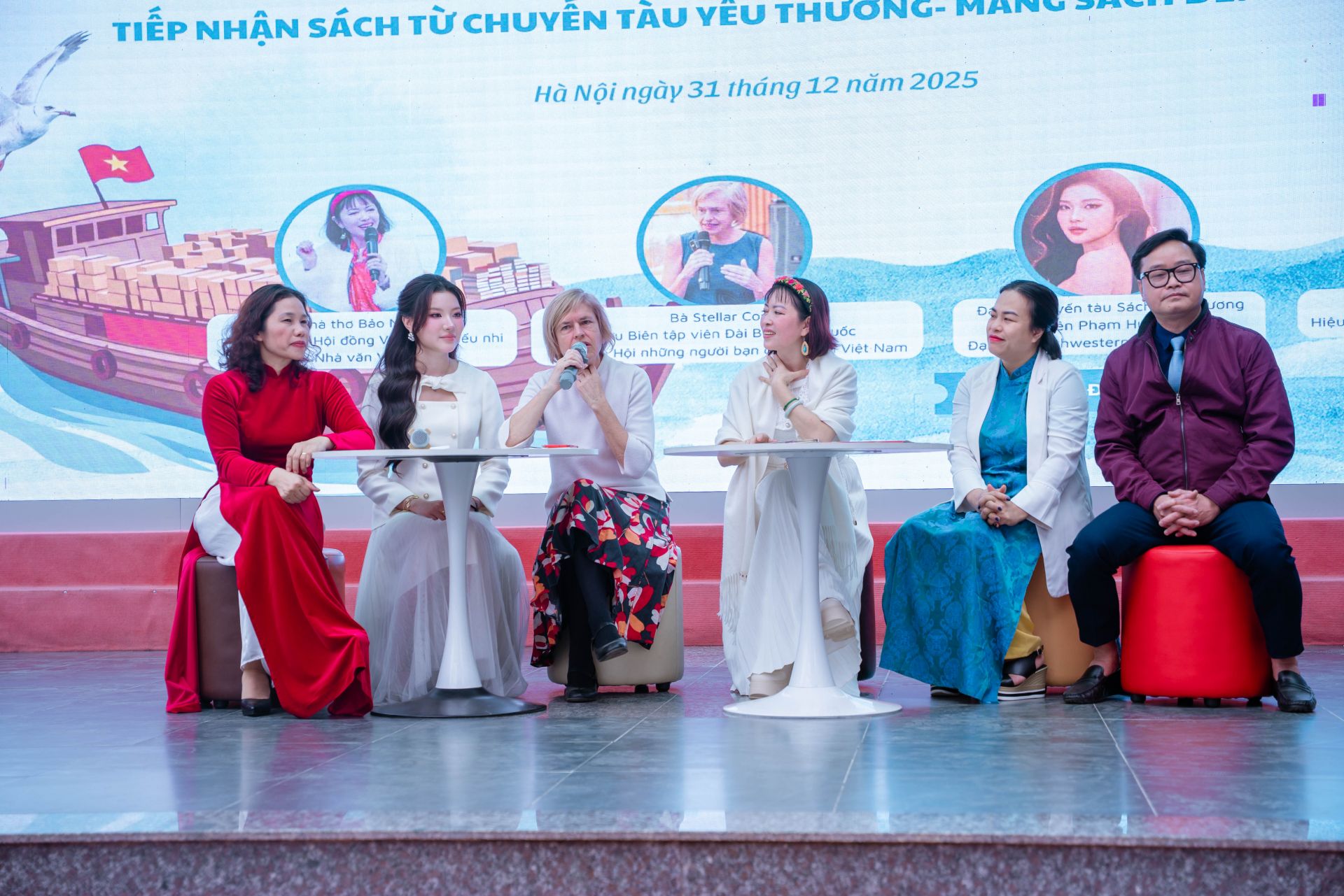 Những &ldquo;h&agrave;nh kh&aacute;ch đặc biệt&rdquo; của Chuyến t&agrave;u y&ecirc;u thương &ndash; những người gieo cảm hứng, truyền niềm tin rằng ai cũng c&oacute; thể bắt đầu từ một trang s&aacute;ch.