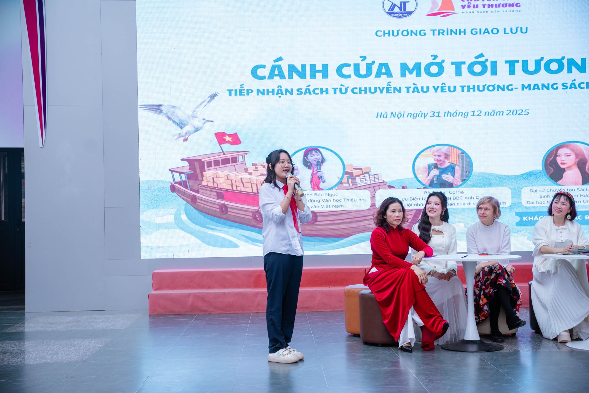 C&aacute;c bạn học sinh đặt c&acirc;u hỏi cho kh&aacute;ch mời.