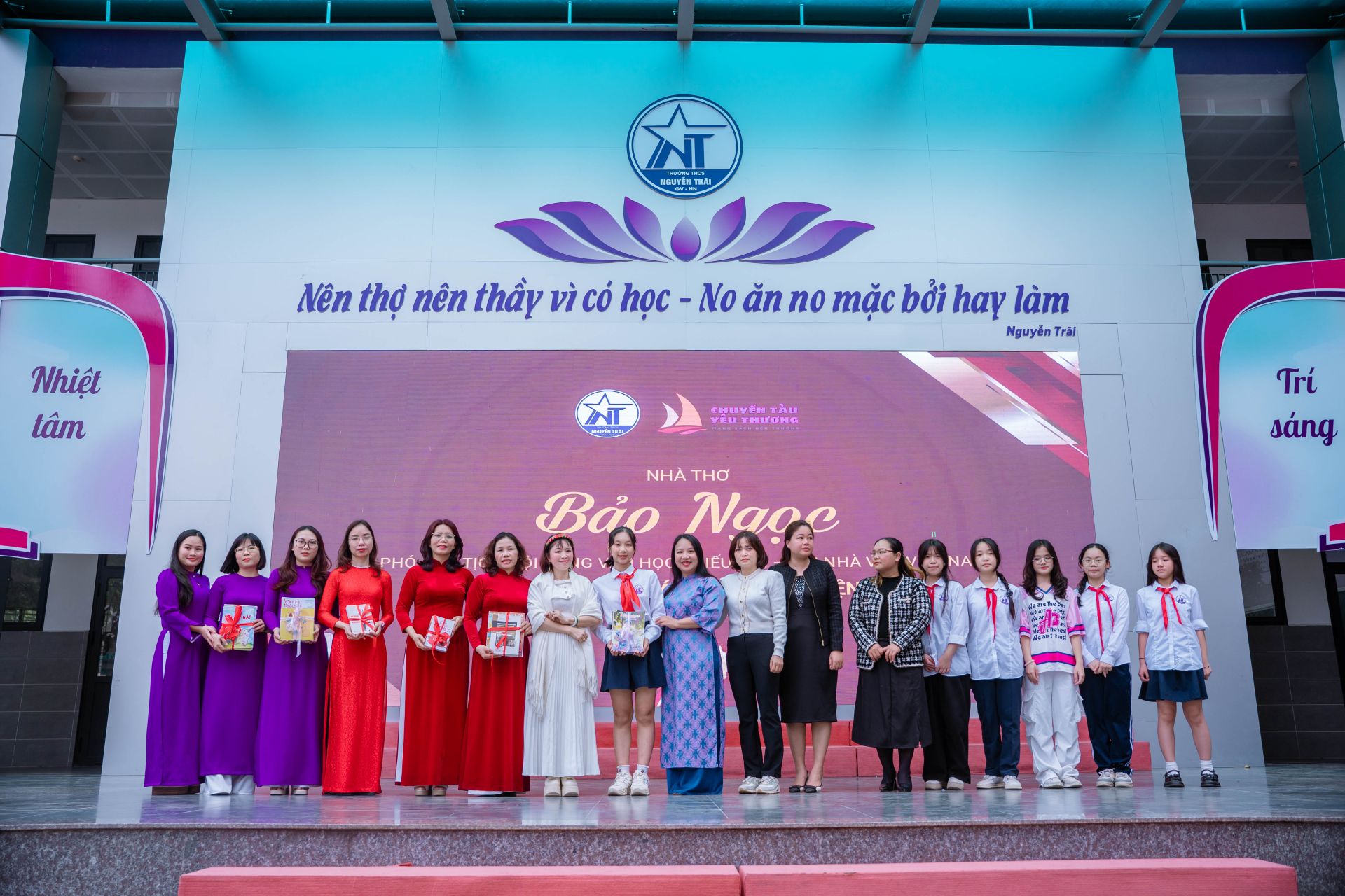 Mỗi cuốn s&aacute;ch trao tay l&agrave; một hạt mầm được gieo xuống. V&agrave; hạt mầm ấy đ&atilde; bắt đầu nảy nở trong l&ograve;ng c&aacute;c bạn học sinh trường THCS Nguyễn Tr&atilde;i.