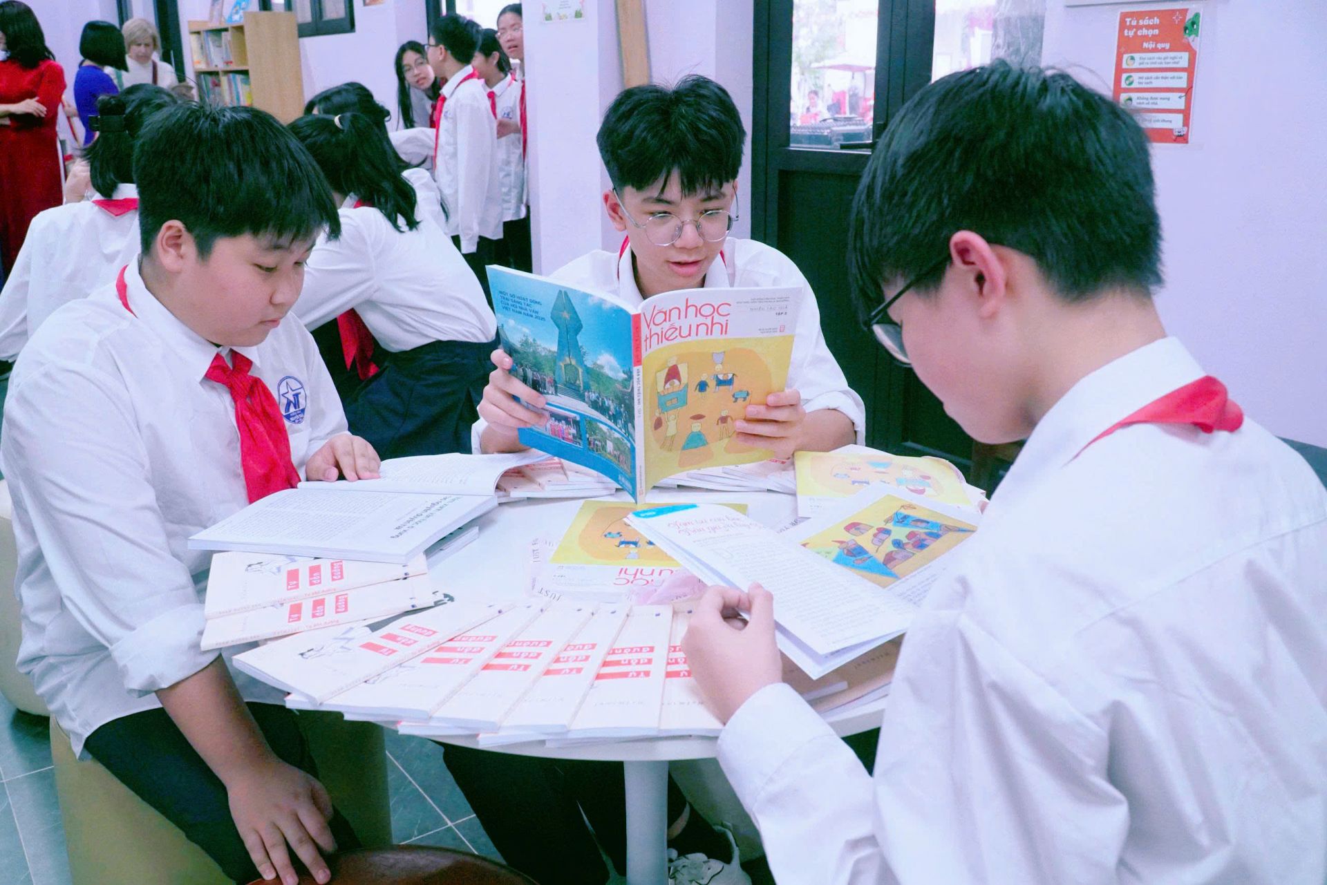 Khi c&aacute;c bạn nhỏ bước v&agrave;o thư viện c&ugrave;ng nụ cười rạng rỡ, ai cũng hiểu rằng văn h&oacute;a đọc đang lớn l&ecirc;n rất đẹp trong ng&ocirc;i trường n&agrave;y.