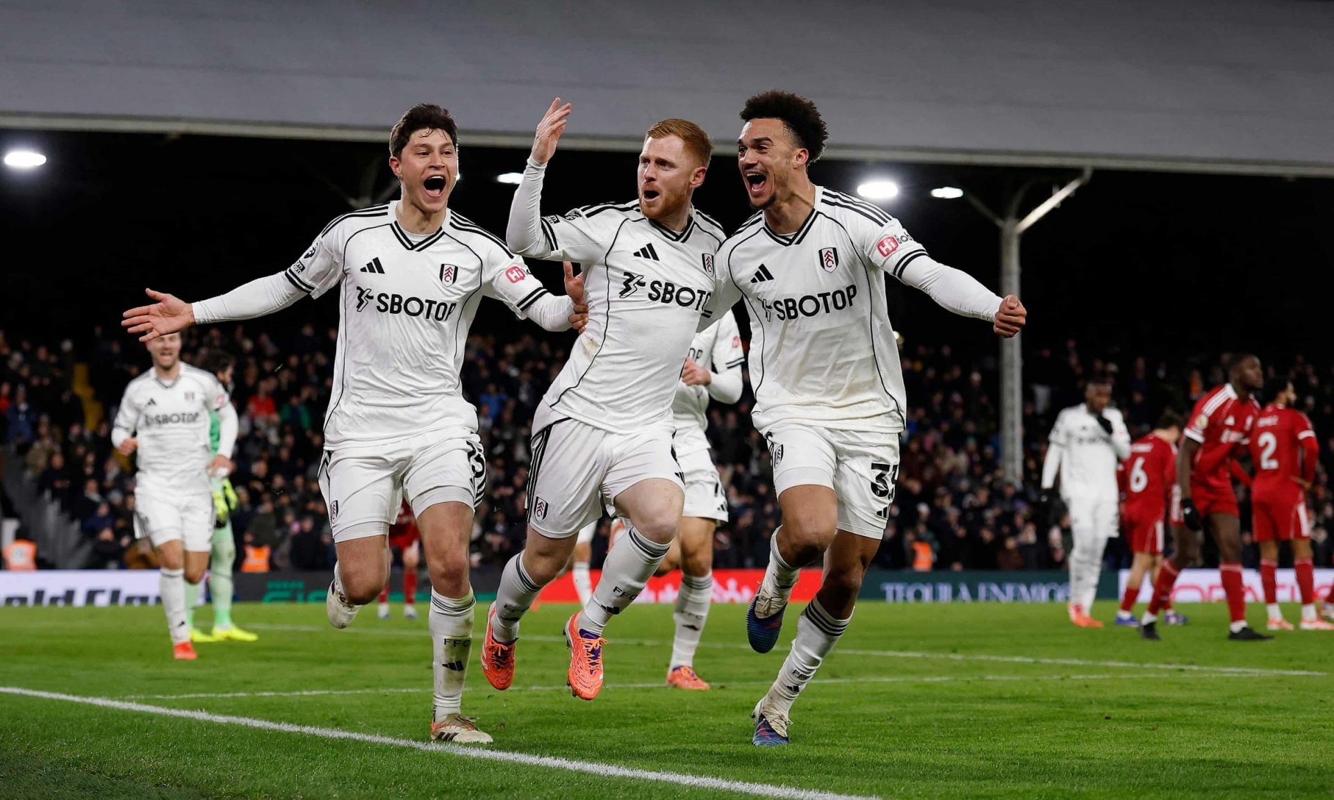 Harrison Reed (giữa) mừng b&agrave;n thắng ấn định tỷ số 2-2 cho Fulham trước Liverpool.