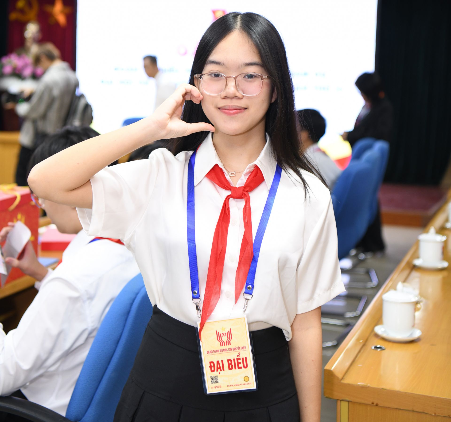 Bạn Phạm Lưu Kim Thảo l&agrave; thiếu nhi ti&ecirc;u biểu, đại diện cho Quỹ Học bổng Vừ A D&iacute;nh.