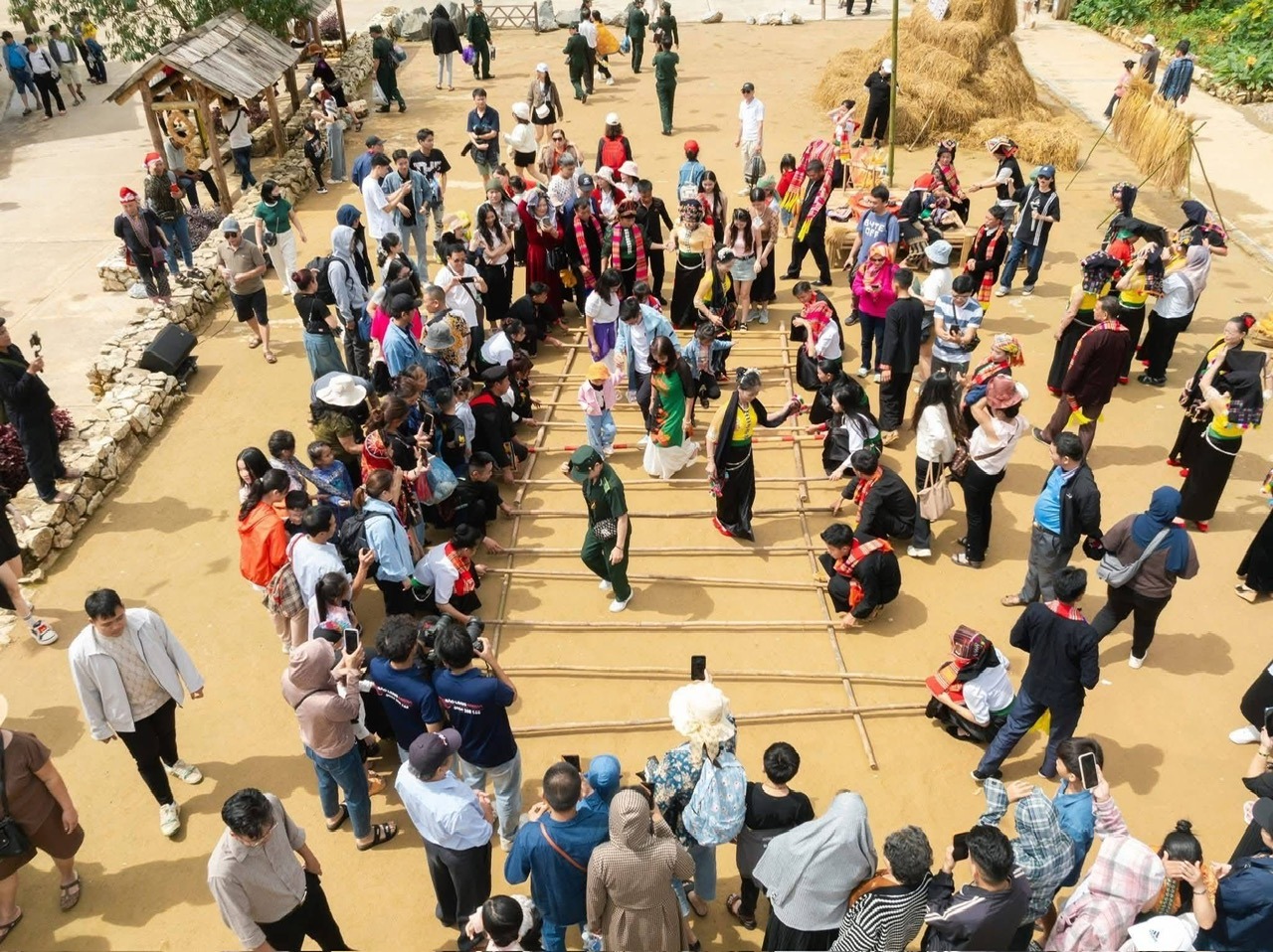 Hoạt động du lịch s&ocirc;i động tr&ecirc;n to&agrave;n quốc.