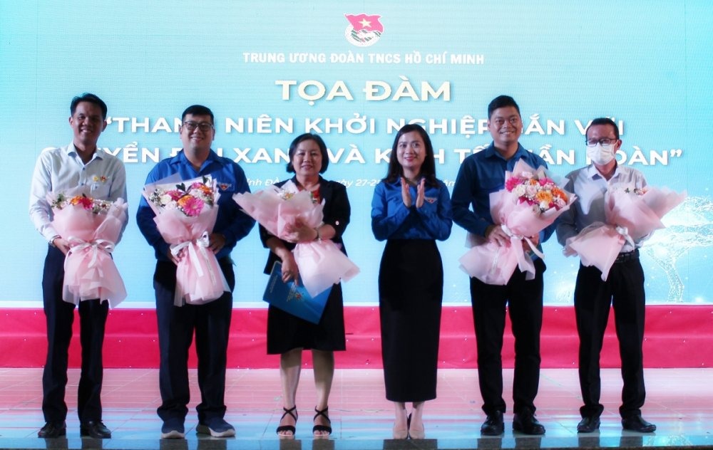 Chị Nguyễn Lưu Tr&agrave; My tặng hoa cảm ơn c&aacute;c kh&aacute;ch mời tham dự buổi Tọa đ&agrave;m.