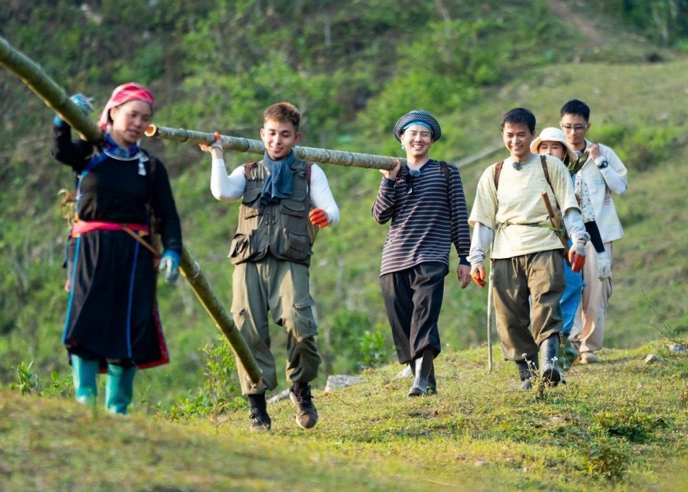 Chị V&agrave;ng Thị Th&ocirc;ng tham gia c&ugrave;ng c&aacute;c nghệ sĩ trong 