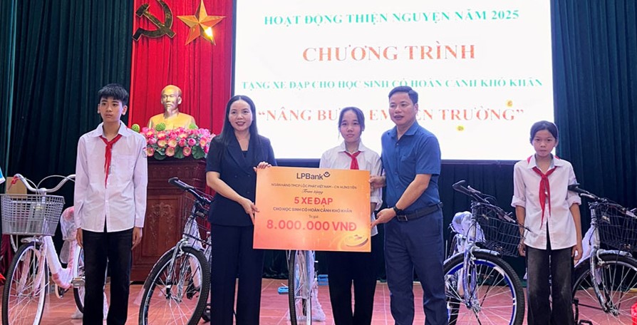 B&aacute;c Ng&ocirc; Thị Kim Ho&agrave;n, Ủy vi&ecirc;n Ban Thường vụ Tỉnh ủy, Ph&oacute; Chủ tịch Thường trực Ủy ban MTTQ Việt Nam tỉnh trao tặng xe đạp cho học sinh c&oacute; ho&agrave;n cảnh kh&oacute; khăn x&atilde; Vạn Xu&acirc;n.