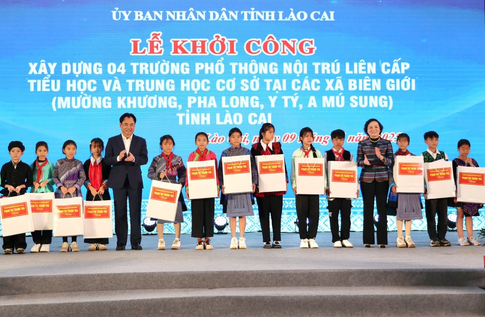 B&aacute;c Phạm Thị Thanh Tr&agrave; - Uỷ vi&ecirc;n T.Ư Đảng, Ph&oacute; Thủ tướng Nước CHXHCN Việt Nam trao qu&agrave; cho c&aacute;c học sinh c&oacute; ho&agrave;n cảnh kh&oacute; khăn tại c&aacute;c x&atilde; Mường Khương, Pha Long, Y T&yacute; v&agrave; A M&uacute; Sung.