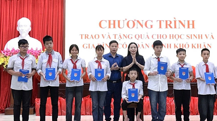 B&aacute;c Ng&ocirc; Thị Kim Ho&agrave;n trao qu&agrave; cho học sinh c&oacute; ho&agrave;n cảnh kh&oacute; khăn phường Th&aacute;i B&igrave;nh.